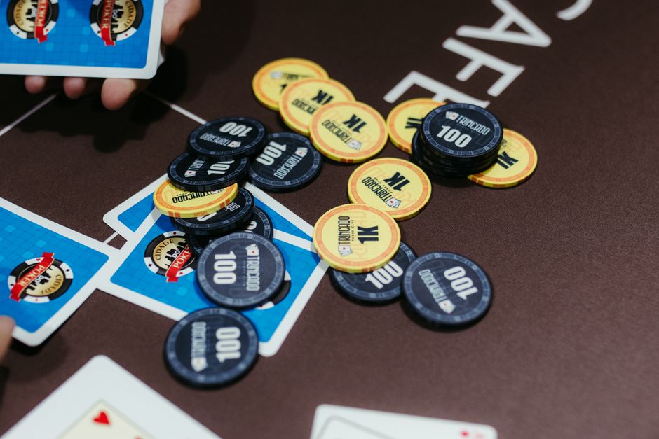 Freispiele kaufen: Kosten, Bedingungen und Casino-Angebote 2026: gestapelte Casino-Jetons auf dem Filzteppich — Symbolbild für Umsatzbedingungen und Bonusregeln