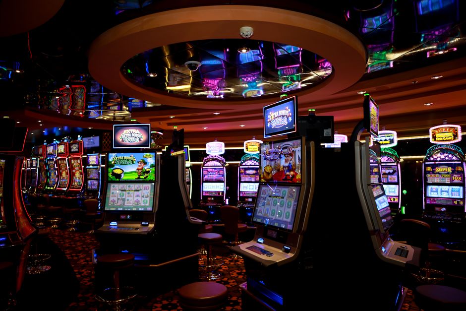 Freispiele kaufen: Kosten, Bedingungen und Casino-Angebote 2026: abgedunkelter Casinosaal ohne Spielbetrieb — Symbolbild für Pause und verantwortungsvolles Spielen