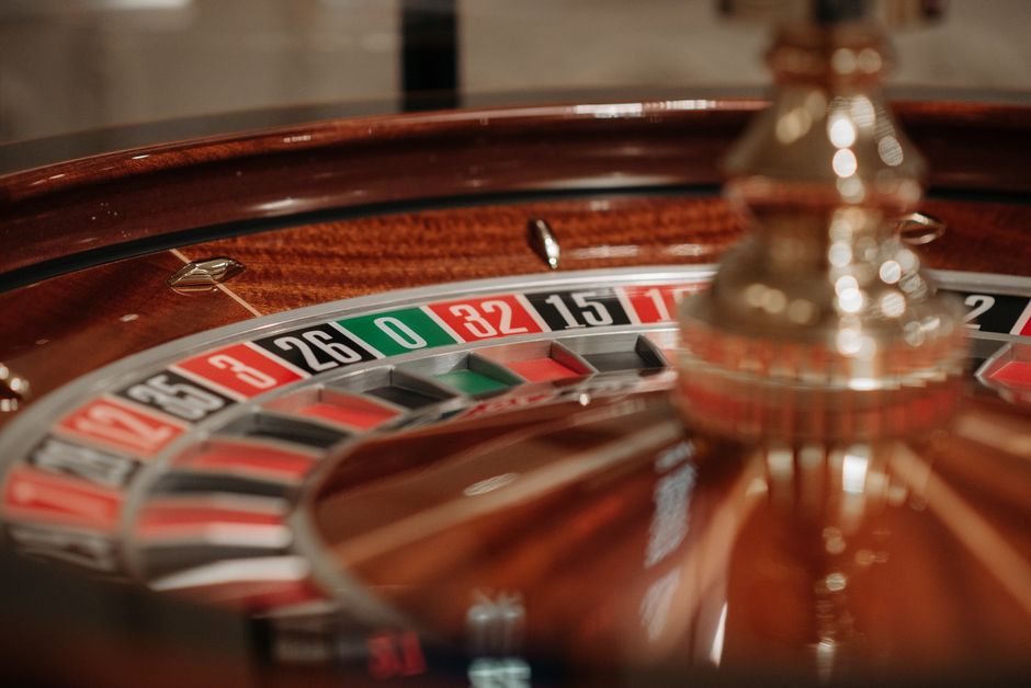 Freispiele kaufen: Kosten, Bedingungen und Casino-Angebote 2026: Roulette-Kessel und Jetons auf einem Casinotisch — Symbolbild zum Bonusvergleich ohne Einzahlung